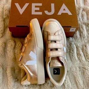 ⭐️Veja Gold & White Sneakers⭐️ Velcro Straps Women Size 8 New in Box Never Worn!